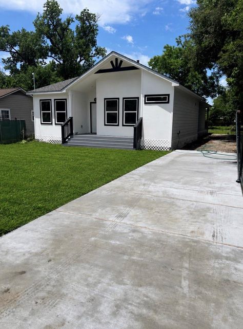 4323 Oxford St — Validale Gardens