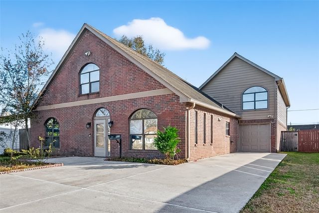 512 Bertloma St — Center Place