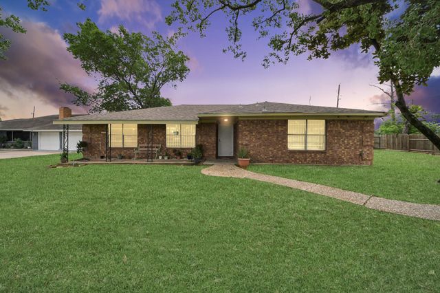 615 Barbara Mae St — Clover Leaf