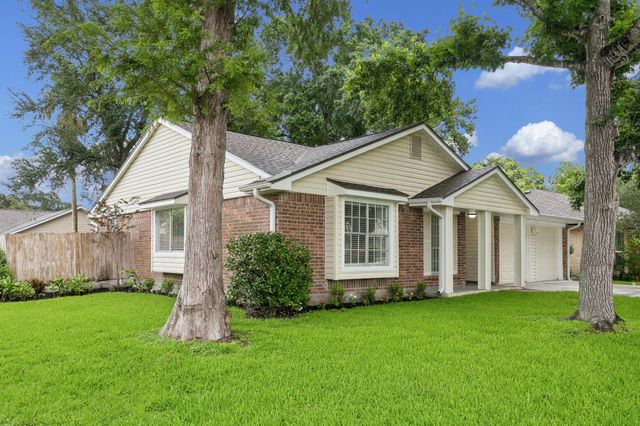 402 Forest Hills Dr — Meadow Bend