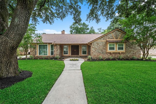 706 Enchanted River Dr — Enchanted Oaks