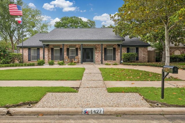 1427 Heathwood Dr — Country Village Sec 01 R/P