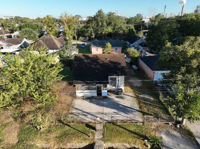 9429 E Avenue H — Manchester