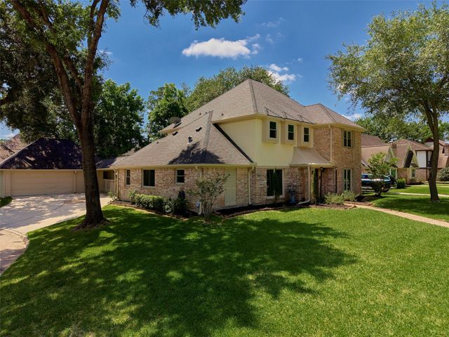 6915 Worcester Dr — Wimbledon Estates & Racq Cl Se