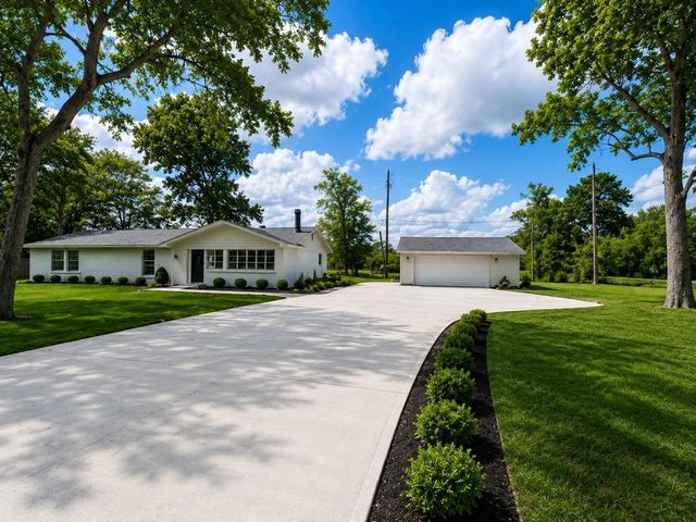 323 Spruce Lake Rd — Lakeside Manor Sec 03