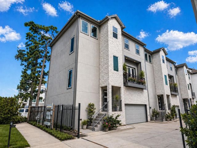 1565 W 22nd St — West 22nd Street Villas