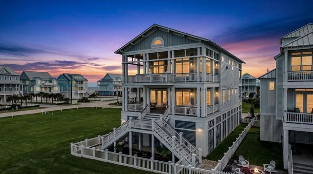 3835 Seabreeze Ln — Beachside Village