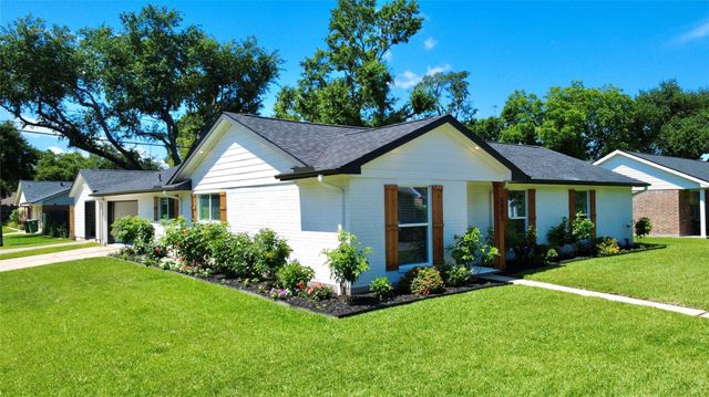 5803 Libbey Ln — Oak Forest