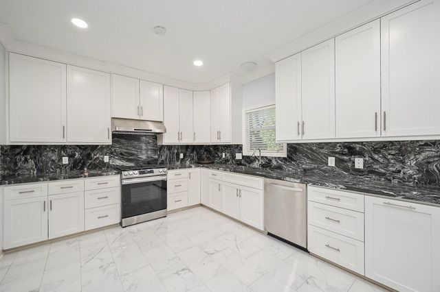 19207 Poplar Trails Ln — Northpointe East