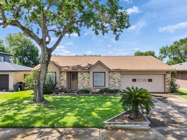 6209 Woodvale Dr — Countryside