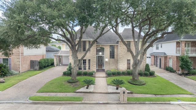 11926 Carriage Hill Dr — Woods Lakeside