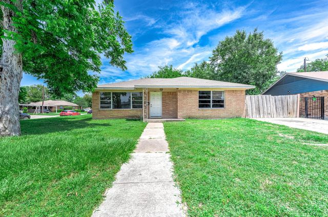 122 W Riverwood Dr — Glen Oaks