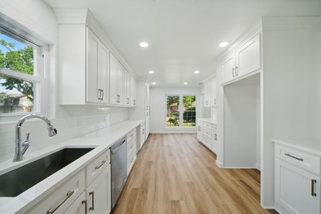 9711 Derrik Dr — Kempwood North