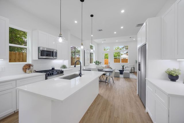 3107 Stonewall St — Stonewall Villas