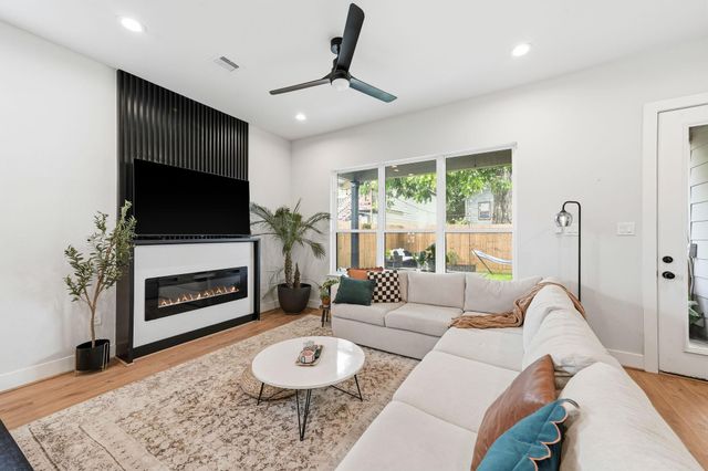 1309 Noble St — Views/Chapman Street