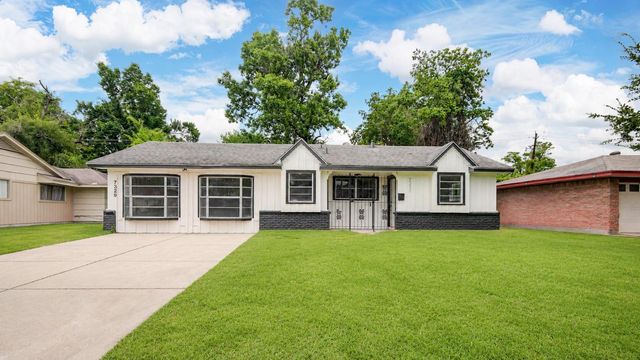 7329 Gleason Rd — Scenic Woods