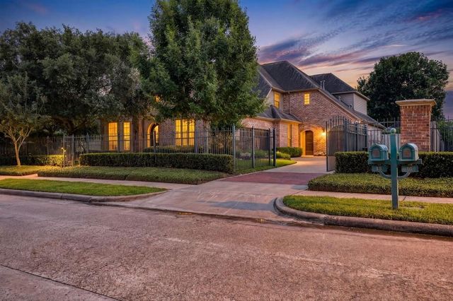 18 Waters Lake Blvd — Sienna