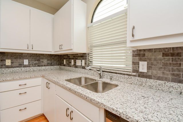 5911 Petty St — Contemporary Park Sec 05