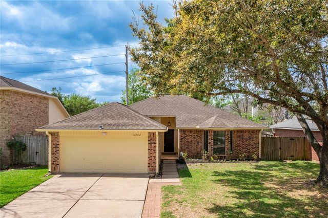 16342 Maple Downs Ln — Village Of Oak Lake