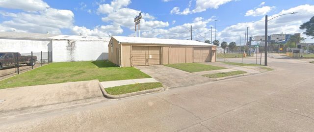 1301 Scharpe St — Suburban