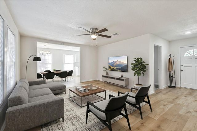 105 Live Oak St — Woodlawn