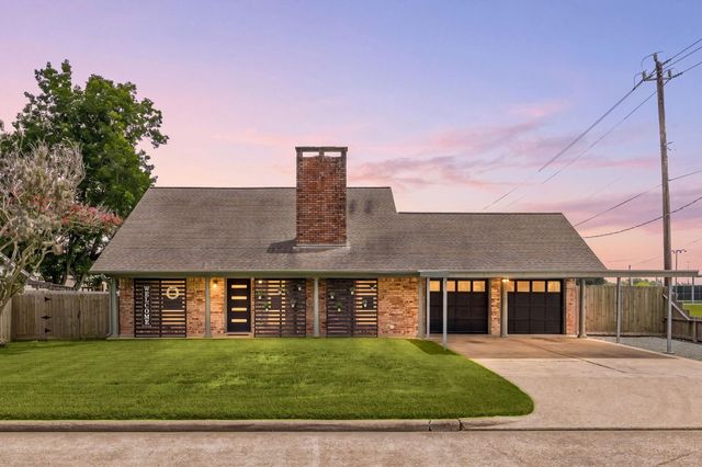 222 W Vaughn Ln — Deer Park Outlots