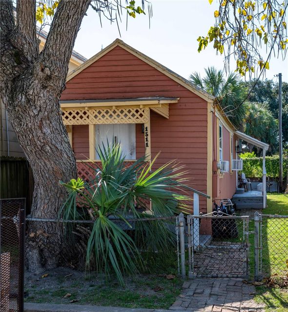 1511 J H Clouser St — Galveston Outlots