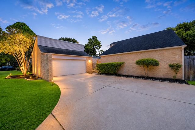 2219 Valley Manor Dr — Meadowcreek Sec 3