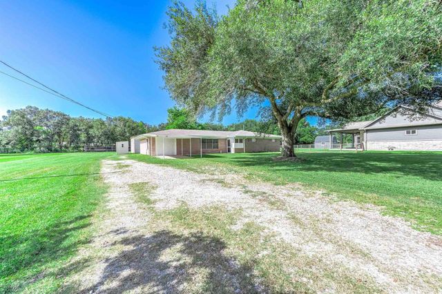 110 Mustang Dr — Mustang