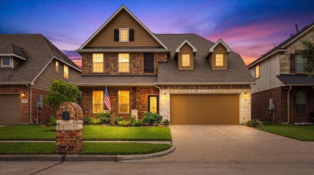 4910 E Meadow Dr — East Meadow