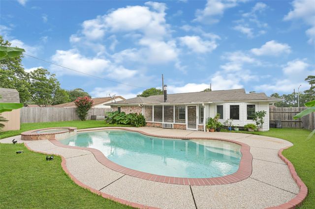 10010 Lost Pine Dr — Pinehurst Sub