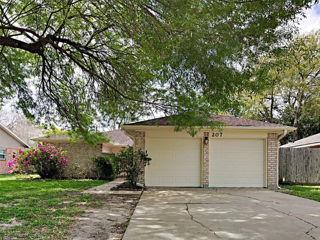 207 Oakwood St — Pecan Forest 2