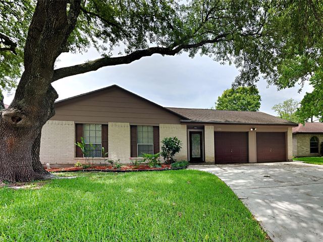 123 Greenshire Dr — Meadow Bend