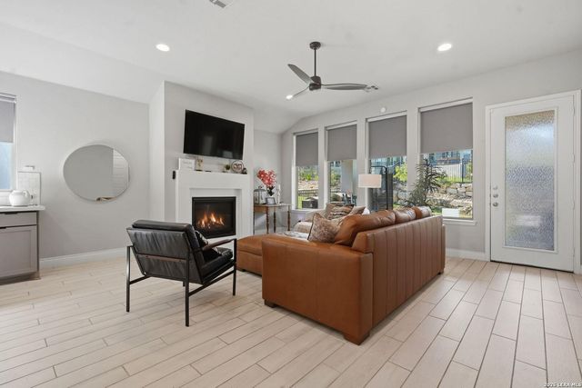 311 Navarro — ESPERANZA