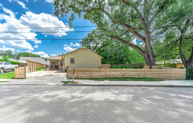 303 Baker Dr — Tomball