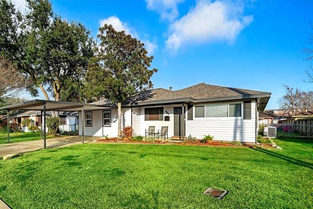 905 Ivy Ave — Deer Park