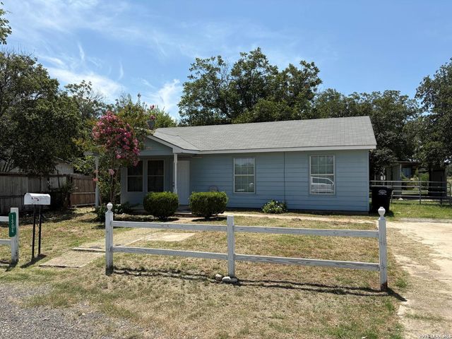 1304 Avenue D — Hondo