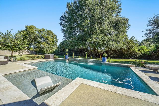 22114 Meadowhurst Cir E — Rosehurst