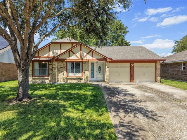 2790 Pinewood Dr — Meadow Bend