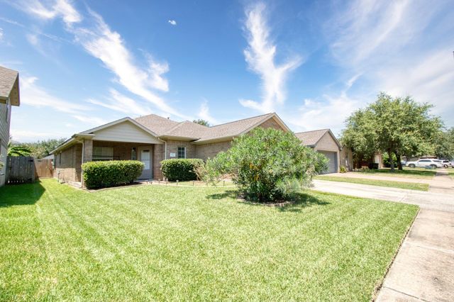 7911 Pelican Ln — Hunters Chase