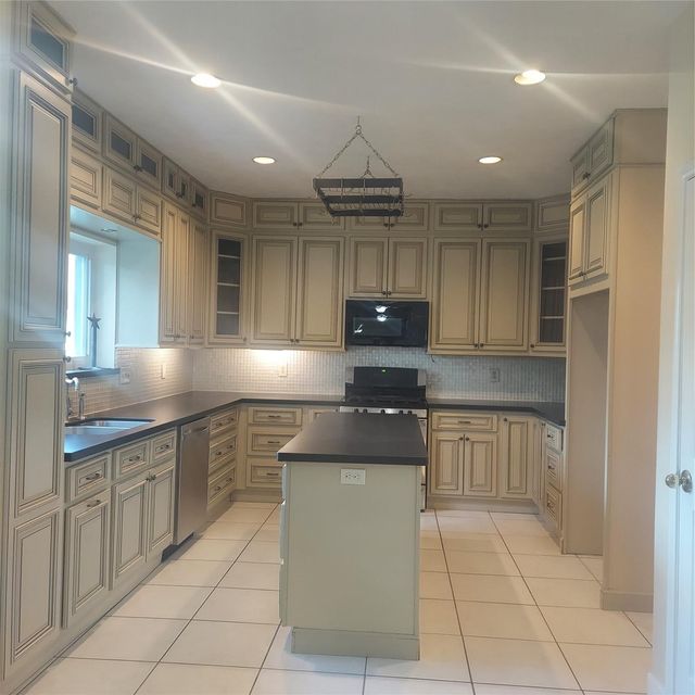 6827 Trimstone Dr — Village Grove Sec 02-A