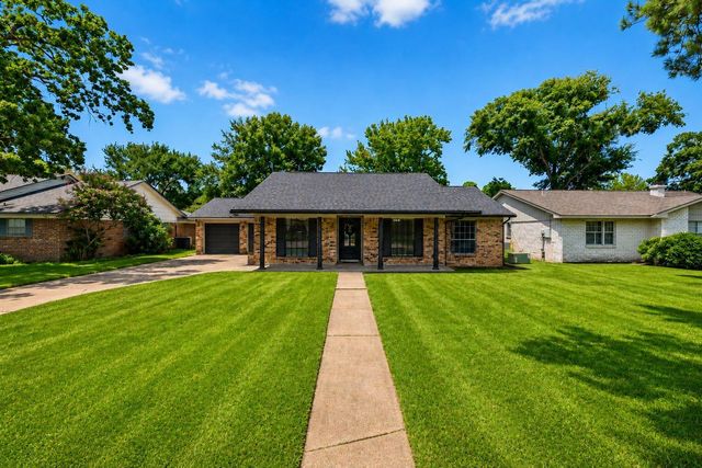 3700 Kingsway Dr — Kings Bend Sec 01