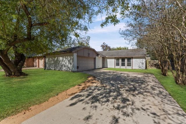 2808 Pinewood Dr Dr — Meadow Bend