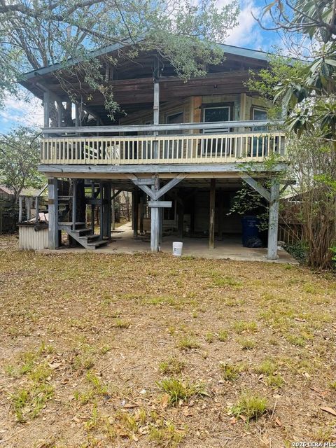 1119 Plum — FLORESVILLE SECTIONS