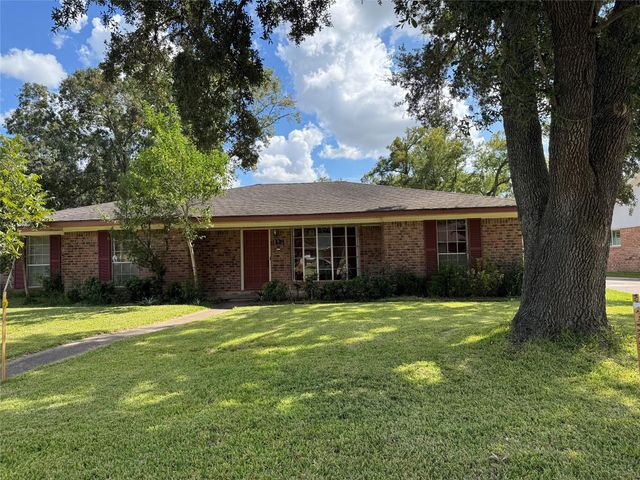 1801 Mulberry Dr — Long Woods