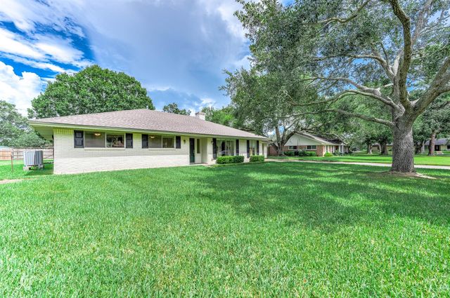212 E Crestmont Dr — Hillcrest Village