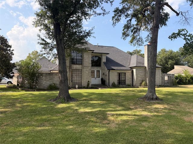 222 Pin Oak Dr — Lakewood Sec Q