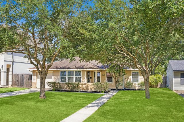 140 Pamellia Dr — Palm Court