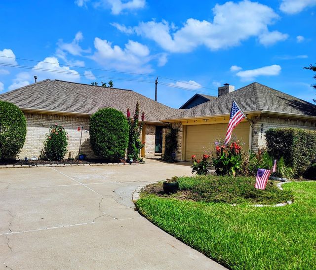 6623 Gleneagles Dr — Baywood Shadows Sec 01