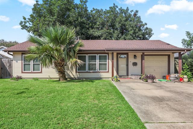 822 Grove St — Deer Park